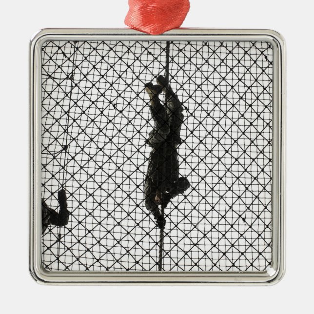 Ornement En Métal recrues accomplissant un obstacle (Devant)