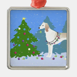 Ornement En Métal Saluki décorant un sapin de Noël dans la forêt
