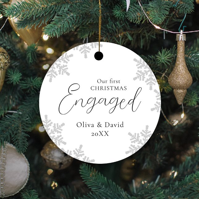 Ornement En Métal Snowflakes Notre premier Noël Engagé Script Meta (Snowflakes Our First Christmas Engaged Script Meta Metal Ornament)
