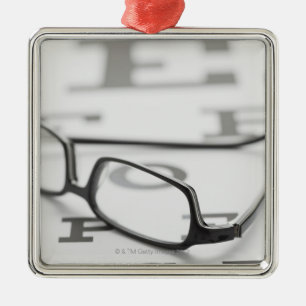 Ornement En Métal Studio tiré des lunettes sur le diagramme d'oeil