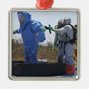 Ornement En Métal Un aviateur se tient dans une baignoire