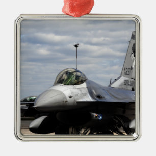 Ornement En Métal Un faucon F-16 de combat