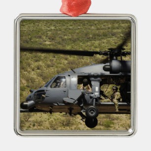 Ornement En Métal Un HH-60 Pave Hawk survole le désert