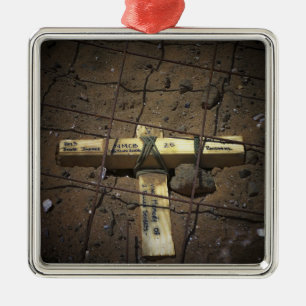 Ornement En Métal Une équipe de réparation de route place une croix