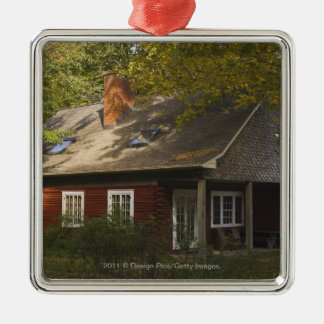 Ornement En Métal Une maison rouge de rondin