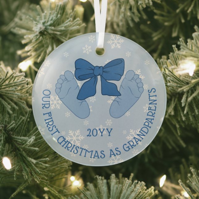 Ornement En Verre Blue Bow Baby Feet Grandparents First Christmas (Insitu)