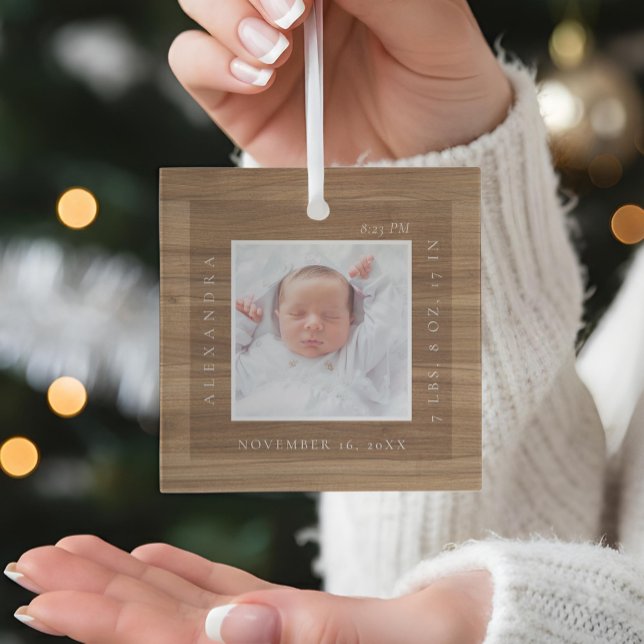 Ornement En Verre Nom du bébé minimal et statistiques de naissance P (Minimal Baby Name & Birth Stats Photo Woodgrain Glass Ornament)