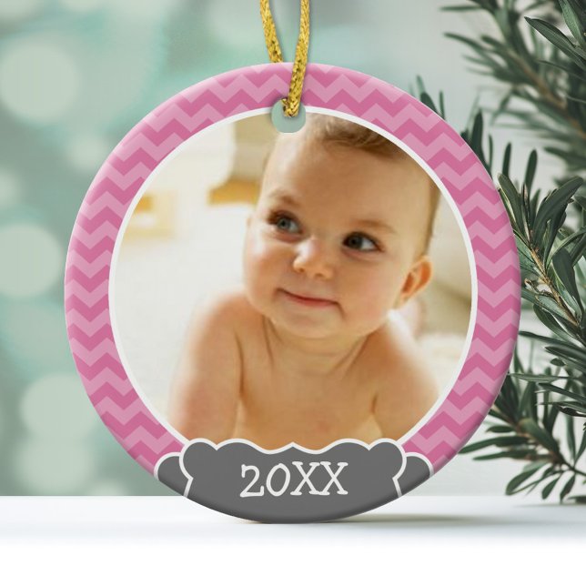 Ornement En Verre Photo Baby First Christmas - chevrons roses gris (Personalized Photo Ornament - Baby's First Christmas)