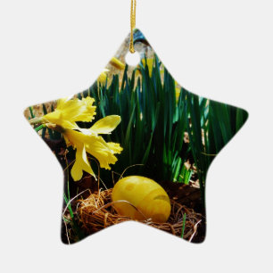 Ornement Étoile En Céramique Les jonquilles jaunes et un oeuf de Pâques jaune