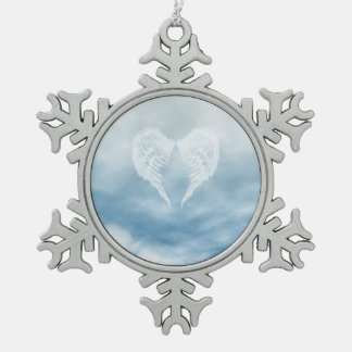 Ornement Flocon De Neige Ange des ailes dans le ciel bleu nuageux