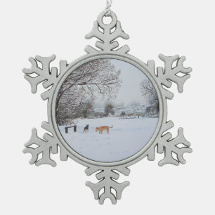 Ornement Flocon De Neige chiens jouant dans le paysage hivernal de la neige
