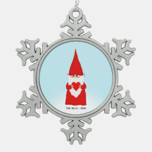 Ornement Flocon De Neige Gnome de Noël tenant un cœur sur fond bleu clair