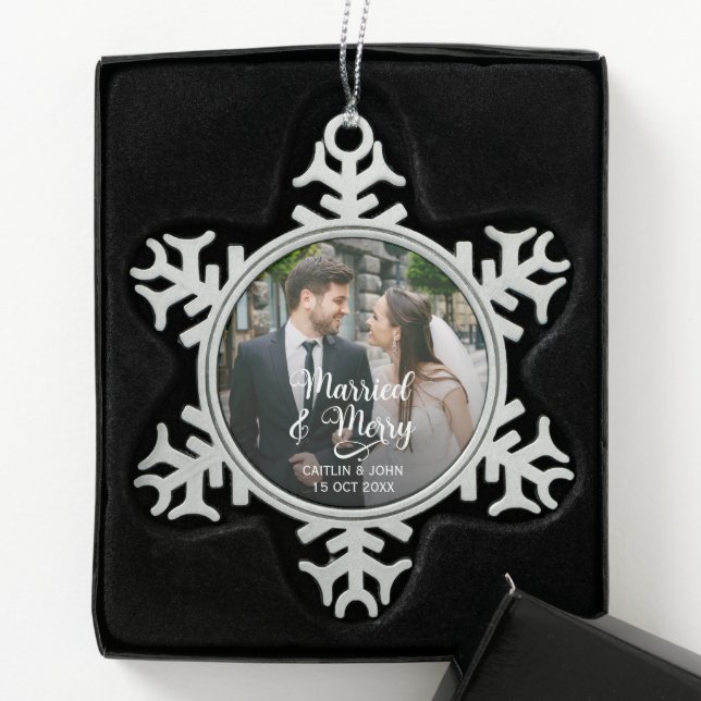 Ornement Flocon De Neige Marié Merry Newlyweds First Christmas Photo (Boîte)