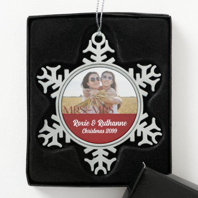 Ornement Flocon De Neige Mme & Mme Red Holiday Photo mariage lesbien (Boîte)