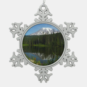 Ornement Flocon De Neige Réflexion du lac Rainier avec Fleurs sauvages