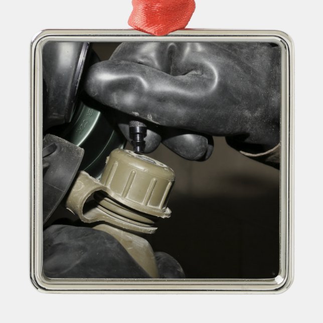 Ornement Métallique A Marine insère un tube à boire dans sa cante (Devant)