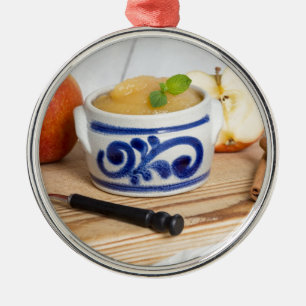 Ornement Métallique Applesauce à la cannelle dans un bol en grès