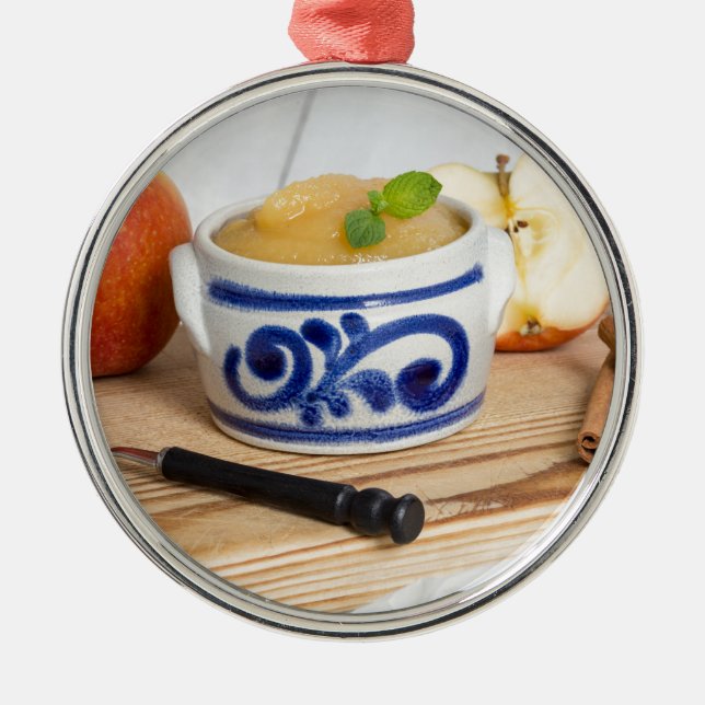 Ornement Métallique Applesauce à la cannelle dans un bol en grès (Devant)