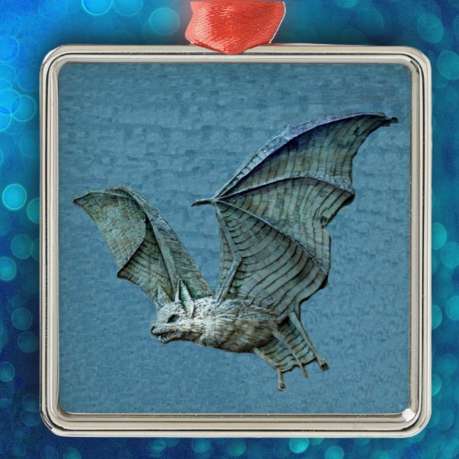 Ornement Métallique Batterie bleue 3D volante (Spooky flying blue bat with white face on blue hanging Halloween ornament.)