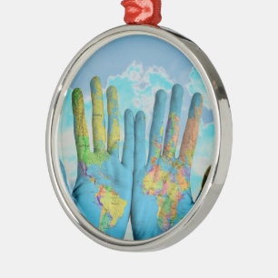 Ornement Métallique Carte du monde peint en couleurs dans les mains, p