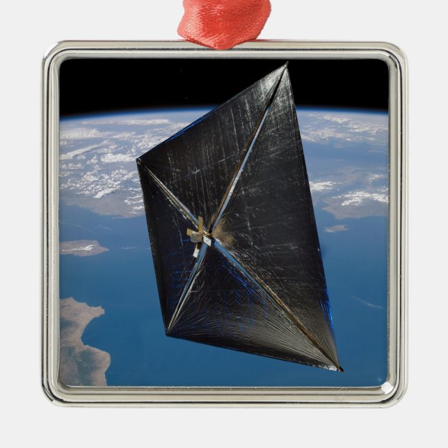 Ornement Métallique Concept artistique de NanoSail-D dans l'espace (Devant)