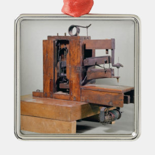 Ornement Métallique Couseuse', la première machine à coudre, 1830
