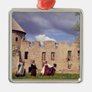 Ornement Métallique Des filles lettones en tenue traditionnelle, chant