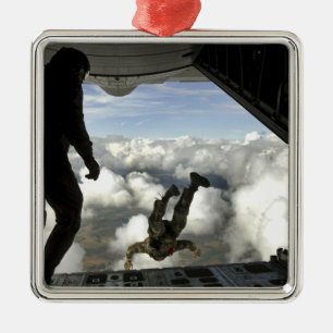 Ornement Métallique Des parachutistes sautent à l'arrière d'un C-130