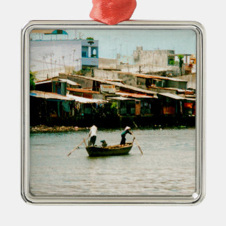 Ornement Métallique Deux hommes sur un bateau - rivière de Saigon