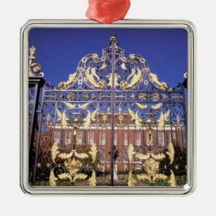 Ornement Métallique Europe, Angleterre, Londres. Porte dorée en dehor