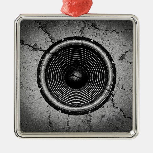 Ornement Métallique Haut-parleur de musique sur un mur fissuré (Devant)