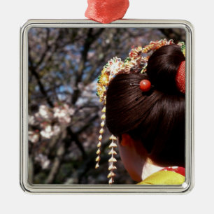 Ornement Métallique Japon, Kyoto. Vue arrière en gros plan de geisha
