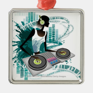 Ornement Métallique Jeune femme DJ à l'aide du Tourne-disque dans la