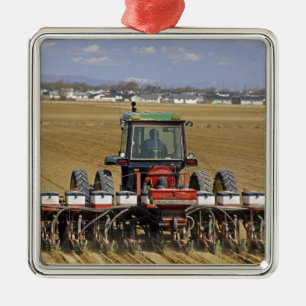 Ornement Métallique Tracteur tirant un planteur de maïs de graine