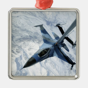 Ornement Métallique Un agresseur F-16 repose en contact la position