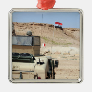 Ornement Métallique Un instructeur regarde comme un soldat de l'armée