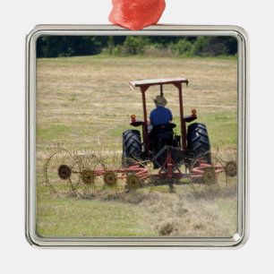 Ornement Métallique Un jeune garçon conduisant une moisson de tracteur