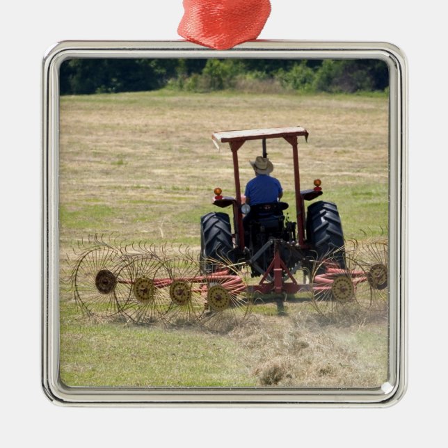 Ornement Métallique Un jeune garçon conduisant une moisson de tracteur (Devant)