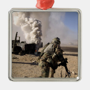 Ornement Métallique Un soldat réagit à une explosion contrôlée
