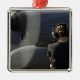 Ornement Métallique Un soldat surveille la performance