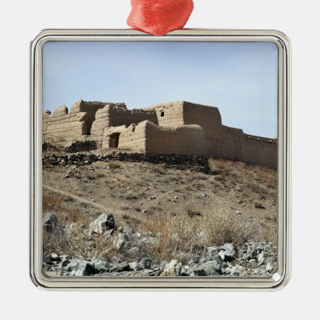 Ornement Métallique Une enceinte fortifiée dans le village d'Akbar Kh (Devant)