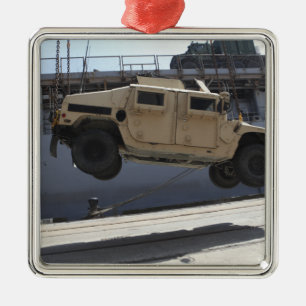 Ornement Métallique Une grue soulève un M998 Humvee