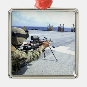 Ornement Métallique Une marine des USA ajustant son arme