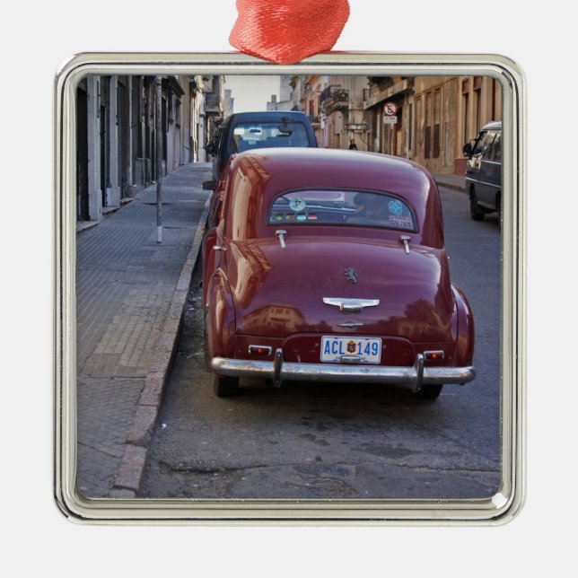 Ornement Métallique Une vieille voiture rouge classique Peugeot garée  (Devant)