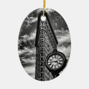 Ornement Ovale En Céramique Bâtiment et horloge de Flatiron en O noir et blanc