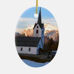 Ornement Ovale En Céramique Église suisse dans les montagnes