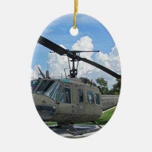 Ornement Ovale En Céramique Hélicoptère vintage de militaires du Vietnam Uh-1