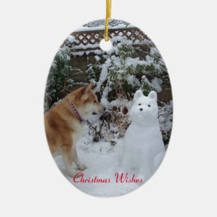 Ornement Ovale En Céramique mignon akita assis avec le chien de neige