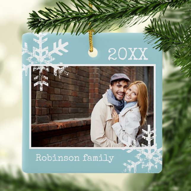 Ornement photo bleu clair avec flocons de neige (Rustic Snowflake holiday Christmas design that can be personalized and makes a perfect keepsake.)
