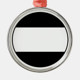 ORNEMENT ROND ARGENTÉ 新 田 一 つ 引 き